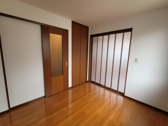 半透明のスライディングドアなので明るいです。