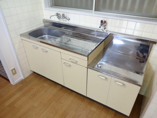 キッチンには窓があります