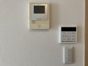モニター付きインターホンで安心です。LDKの給湯器リモコンで追炊きや自動給湯も出来ますよ♪