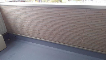 暖かな日差しのふりそそぐバルコニー