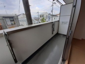 暖かな日差しのふりそそぐバルコニー