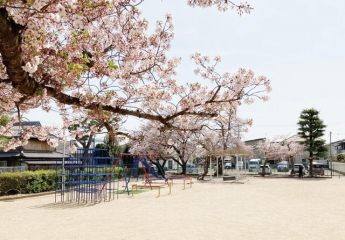 二俣公園。遊具や走り回って遊べる広場がある公園です。春には、お花見も楽しめます。まで490m