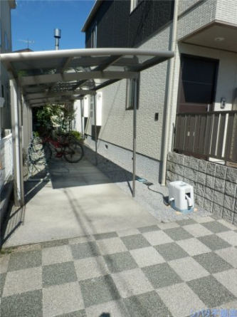 屋根付きの自転車置き場