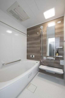 ５号地モデルハウスの浴室。クッション性があり乾きやすいほっカ