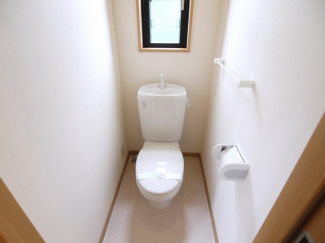 落ち着いた色調のトイレです