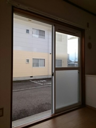 暖かな日差しのふりそそぐバルコニー