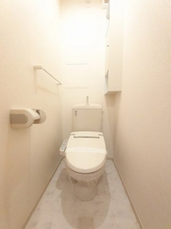 落ち着いた色調のトイレです