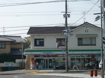 ファミリーマートまで450m