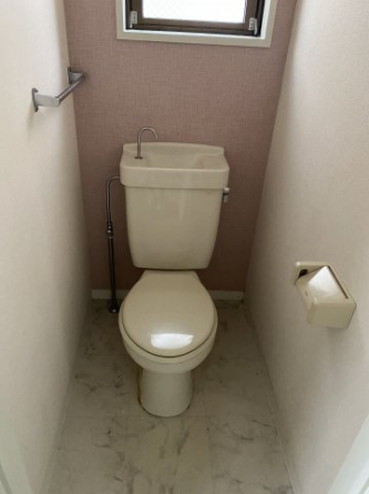 落ち着いた色調のトイレです