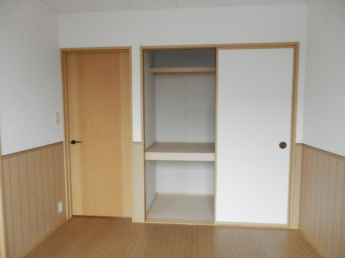 中段、枕棚のある押入れタイプの収納になっています。