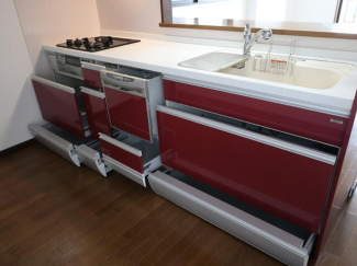ビルトイン食洗器付きのシステムキッチン　収納もたっぷり　床暖