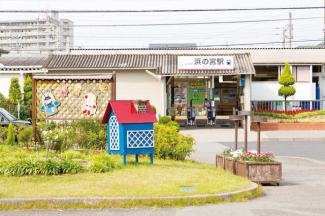 山陽電車「浜の宮」駅。普通電車の他にＳ特急も利用可能。姫路・神戸・大阪方面へスムーズにアクセス可能。まで520m