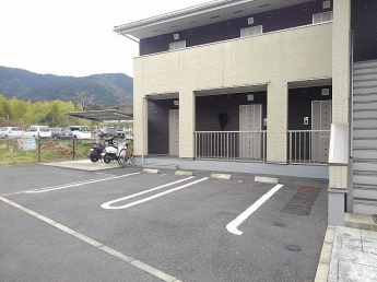 車をお持ちの方に嬉しい駐車場付きの物件です