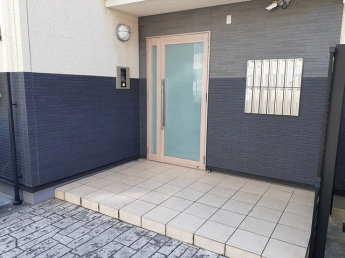 落ち着いたエントランスです