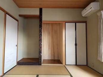 日本の伝統的な部屋の一つで、和風の装飾が施された落ち着いた部屋♪
収納バッチリ。
