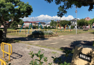 寺目公園。滑り台やブランコ、ベンチも設置されている、走り回って遊べるゆったりとした広場です。。まで60m