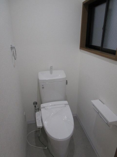 ２階のトイレ：便器・温水洗浄便座新調しました。（クロス・ＣＦ