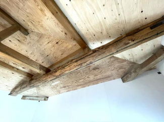 ２Ｆ梁見せ天井仕様で開放感があり、木材のあたたかみを感じられ
