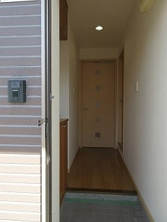 毎日通る玄関はこちらです