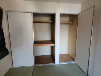 左側は中段・枕棚の付いた押入れ、右側はパイプハンガーの付いたクローゼットになっています。