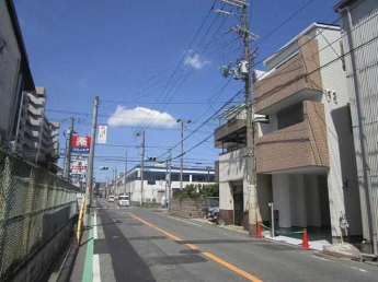 現地を含む前面道路です。前面道路は広々とした公道約８ｍです。