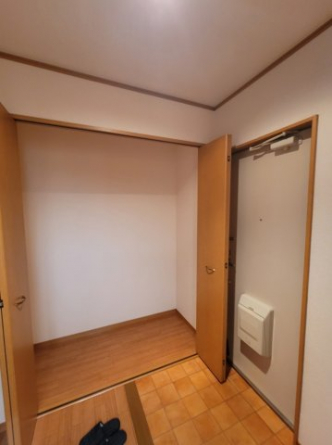 ゴルフバックなど入る玄関収納です。