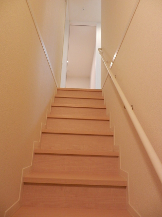 階段をのぼるとお部屋があります。