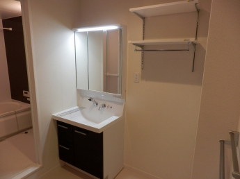 三面鏡シャワー付き洗面台です。室内洗濯機置き場には稼働棚もあって便利です。