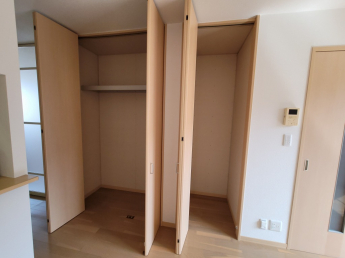 リビング収納！掃除機なども収納できるので便利ですね！