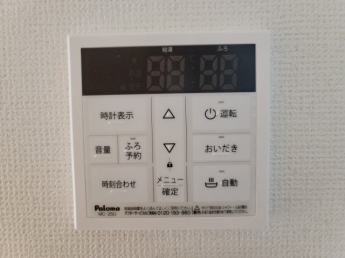 K横にある給湯器のリモコンです。追炊き・自動給湯が出来ますよ
