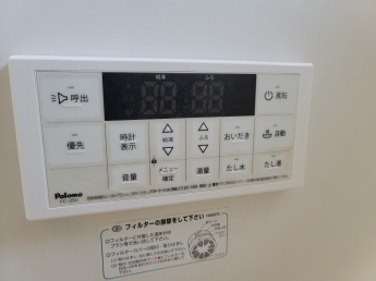 浴室内のリモコン。追炊き・自動給湯・たし湯・たし水も出来ますよ