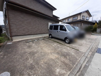 車をお持ちの方に嬉しい駐車場付きの物件です