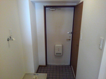 収納もある玄関です