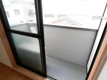 開放的で明るい空間を演出してくれるバルコニーです