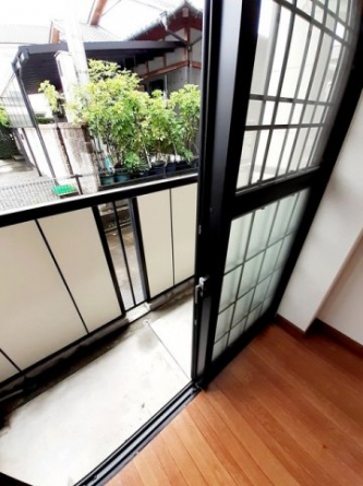 バルコニーからの眺めを楽しみながら食事をしませんか