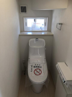 １階のトイレは、ペーパーホルダーに洗浄リモコンがあります！