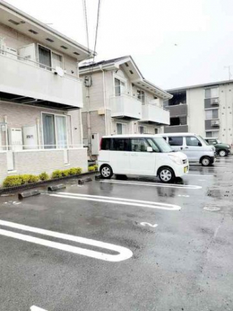 車をお持ちの方に嬉しい駐車場付きの物件です