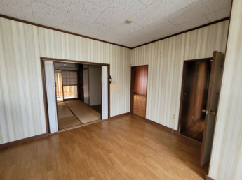 DKは右扉は廊下、真ん中は洋室左側は和室へと繋がっています。