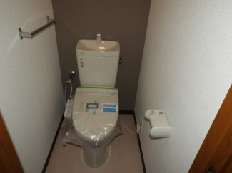 落ち着いた色調のトイレです