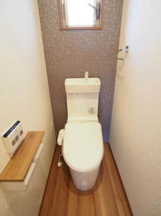 落ち着いた色調のトイレです
