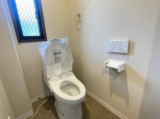 「トイレ」TOTO製のトイレ新品交換済み。各階にトイレあり。