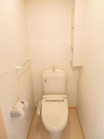 落ち着いた色調のトイレです