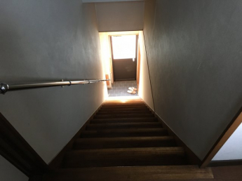 1階から2階部屋への直通階段です