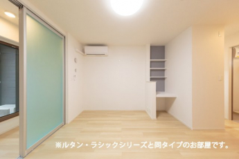 明るい色調の室内です
