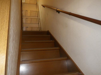 階段下から上に１階