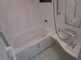 追い焚き機能付きの浴室ユニットバス新調しました。窓のある浴室