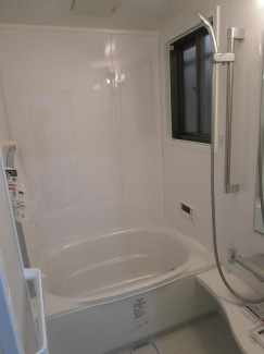 追い焚き機能付きの浴室ユニットバス新調しました。窓のある浴室