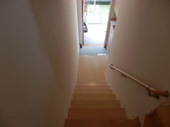 玄関を開けると階段があります。