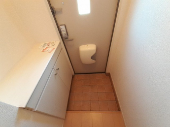 収納もある玄関です