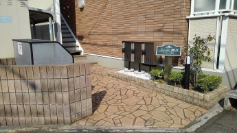 落ち着いた雰囲気の外観です